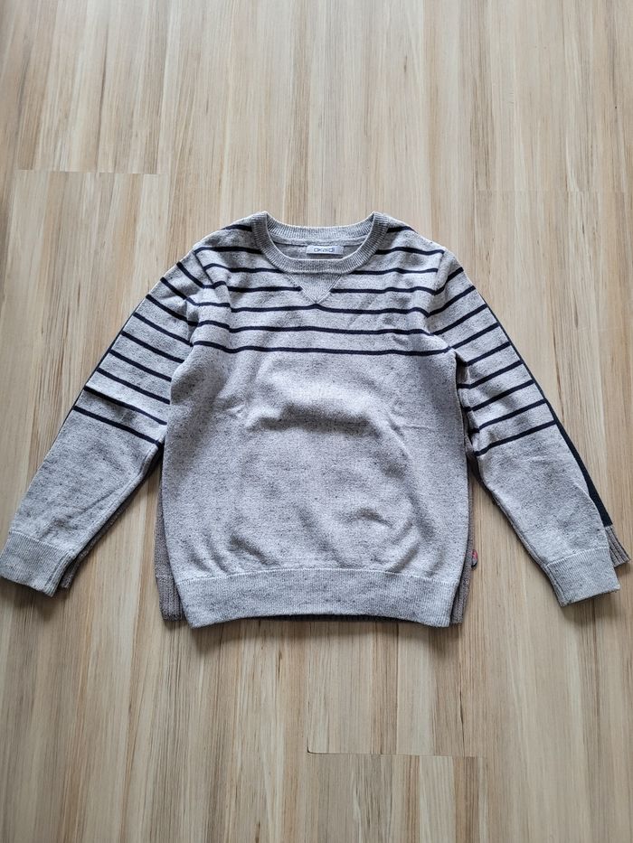 Lot de 2 pulls garçon 8 ans, marque Okaidi et Coccodrillo. 
Très bon état. - photo numéro 2