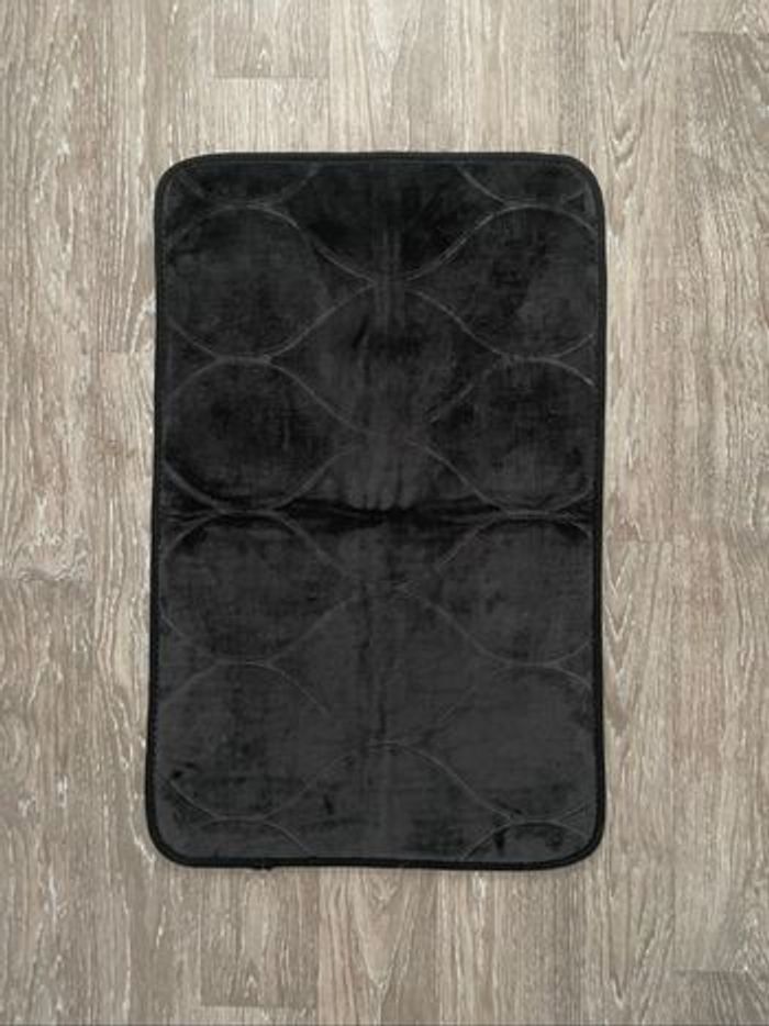 Tapis noir de salle de bain