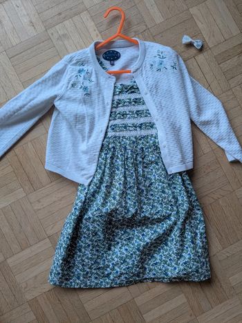 Ensemble château dans le pré