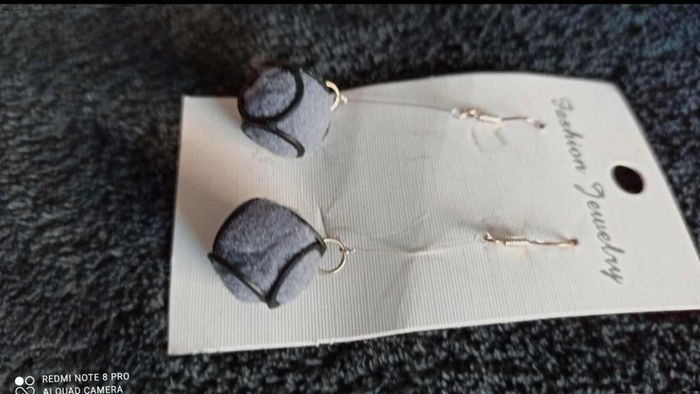 Boucles d'oreilles boules grise noir - photo numéro 3