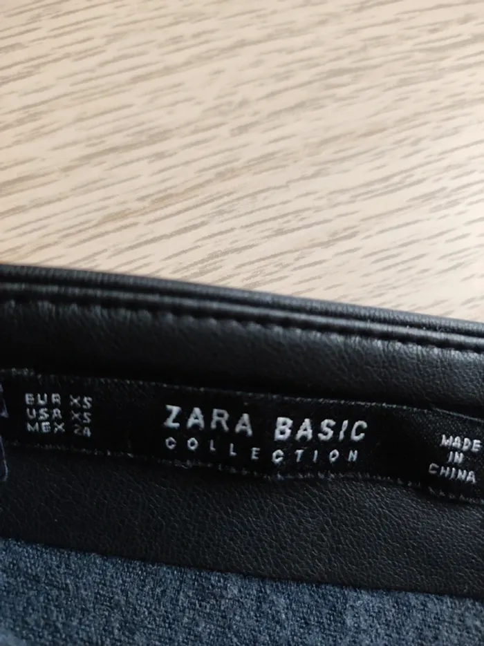 Mini jupe en simili cuir noir Zara XS - photo numéro 4