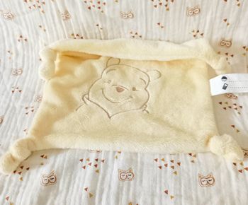 Doudou jaune Winnie l'ourson