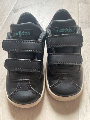 Baskets adidas noires T22
