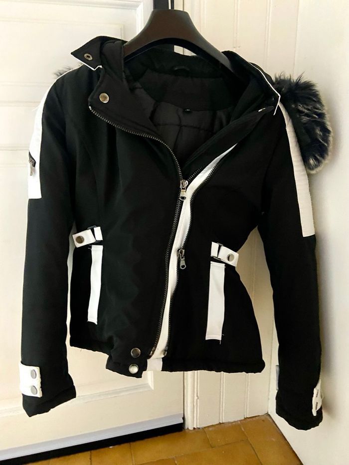 Super blouson avec capuche couleur noir blanc taille m bon état - photo numéro 3