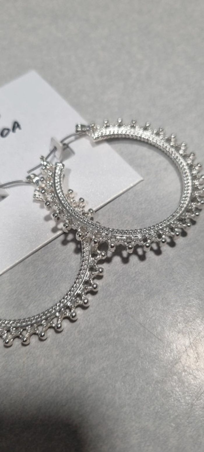 Boucles d'oreilles créoles argentées neuves avec étiquette moa - photo numéro 3