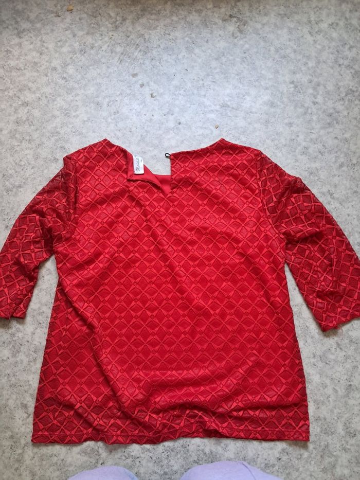 T-shirt rouge à motif - photo numéro 3
