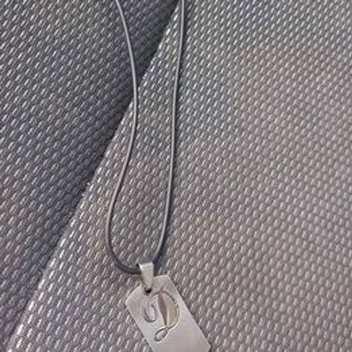 Collier avec plaque lettre D