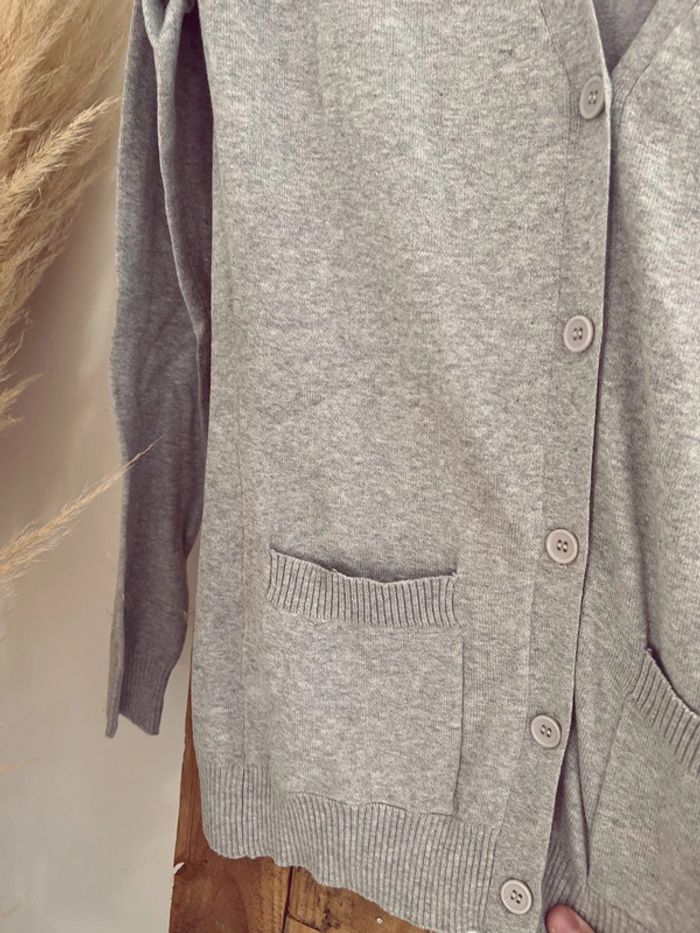 Gilet gris col V et bouton - photo numéro 3