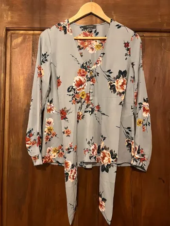 Chic & Romantique – Chemisier Fleuri avec Détail Nouable