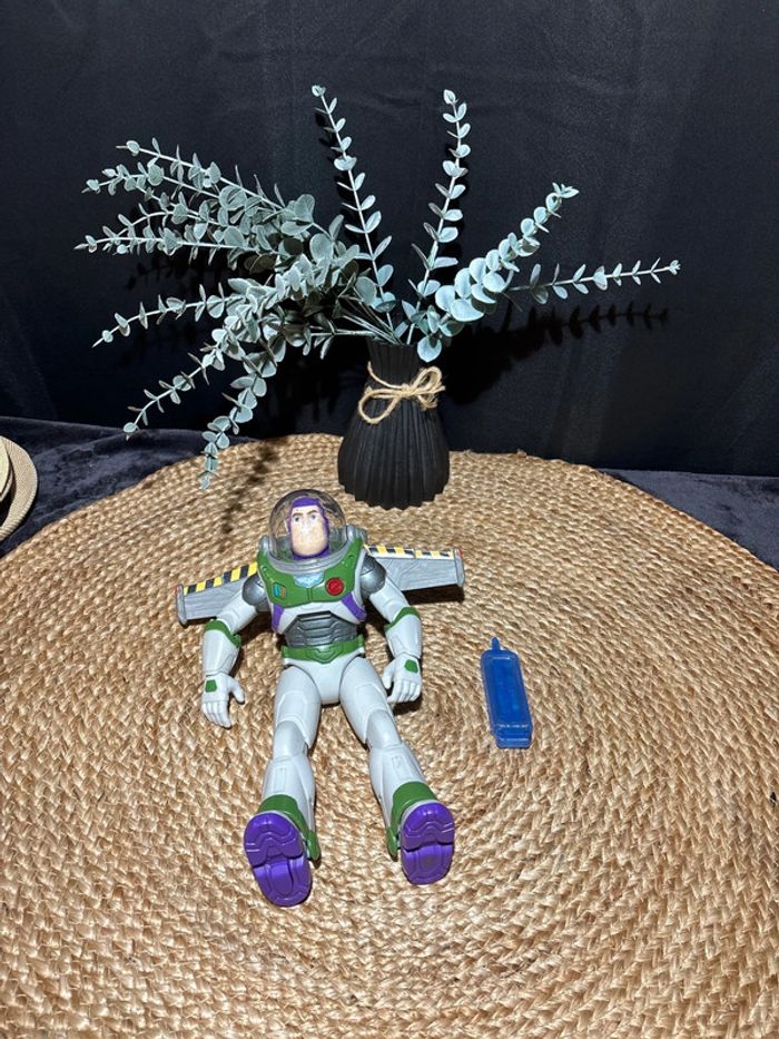 Buzz l’éclair articulée jet pack parlante avec traînée de vapeur 30cm