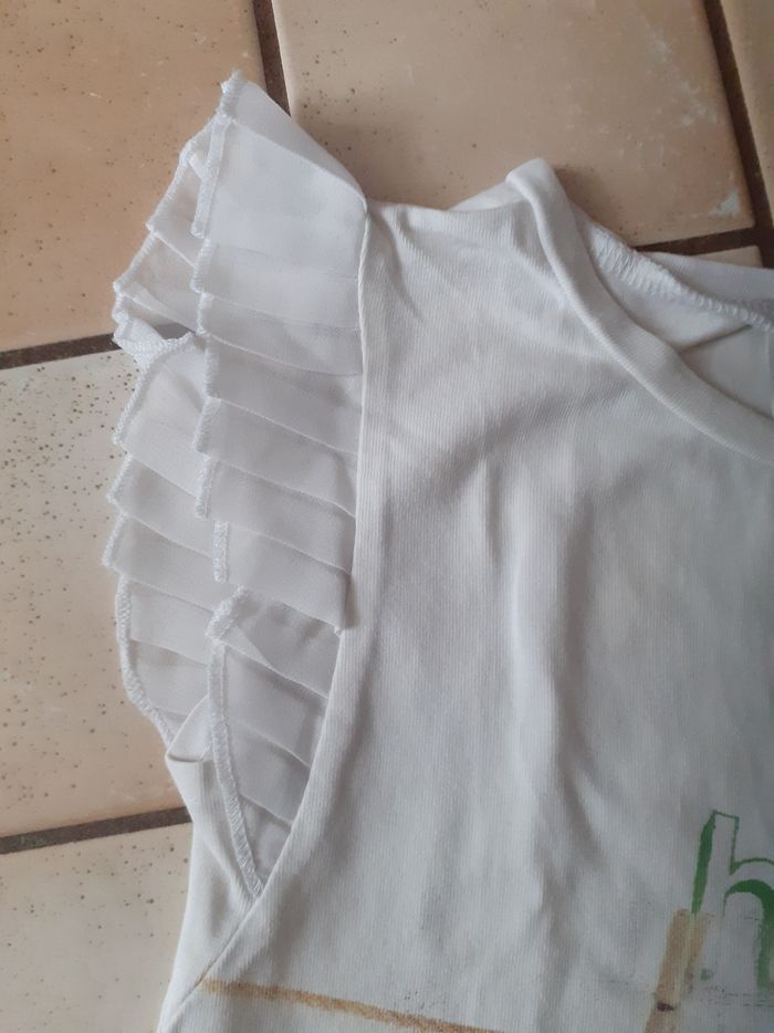 Tee-shirt blanc avec strass verts motif 3 chapeaux et manches volantées - photo numéro 2