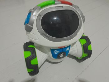 Robot d'apprentissage de 3 à 6 ans. Mouvi le robot