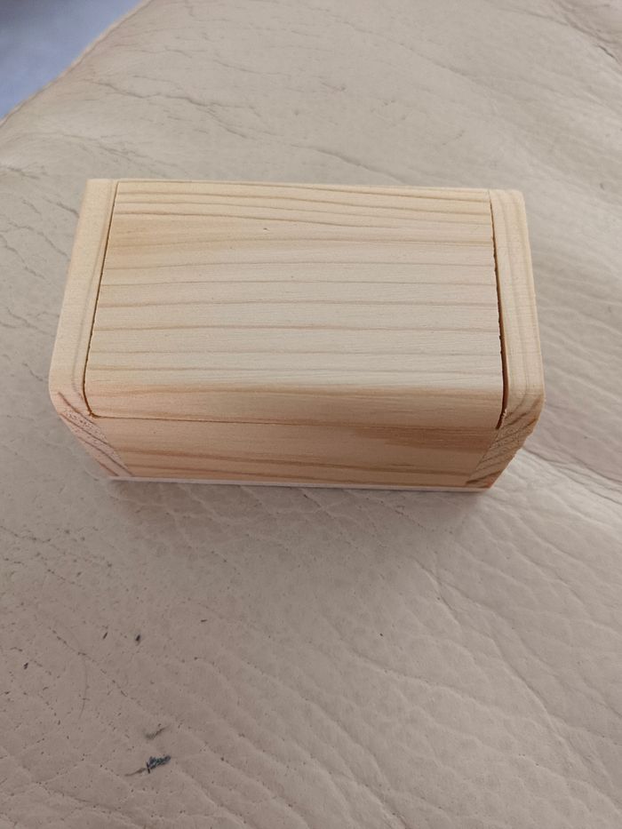 Petit coffret en bois dimensions : 7x4x4cm