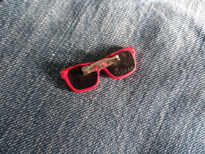 Broche vintage années 80 lunettes rouges plastique - photo numéro 2
