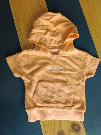 Petit pull capuche matière éponge