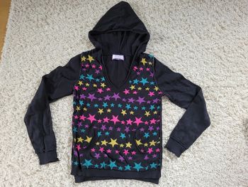 Pull capuche imprimé étoiles