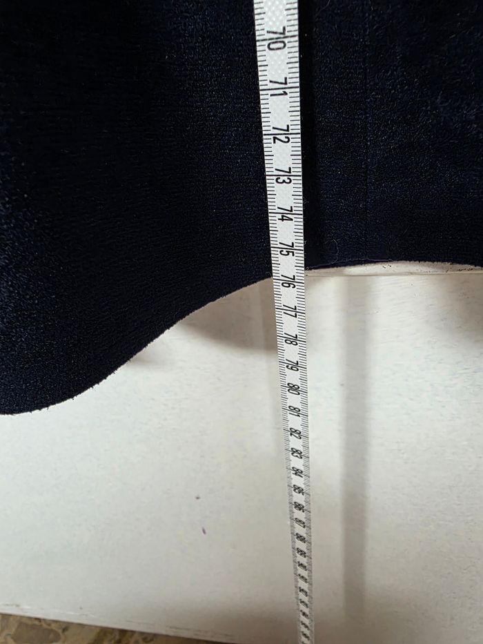 Jupe,marine,tissus façon velours, fermeture par zip & bouton a l'arrière, en très bon état, en polyester, largeur de taille 39cm, longueur 76cm, marque Bleu Bonheur =8€ - photo numéro 4