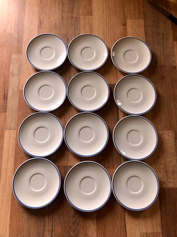 Lot de 12 soucoupes blanches à liseré bleu en porcelaine