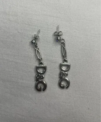 🔹 Boucles d’oreilles pendantes argentées – Dolce & Gabbana année 2000 🔹
