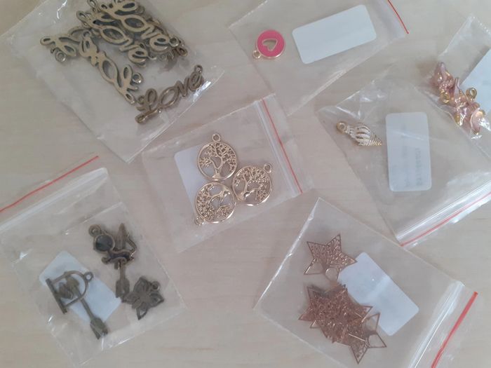 Lot de fournitures pour bijoux : anneaux et griffes et pendentifs et perles - photo numéro 5