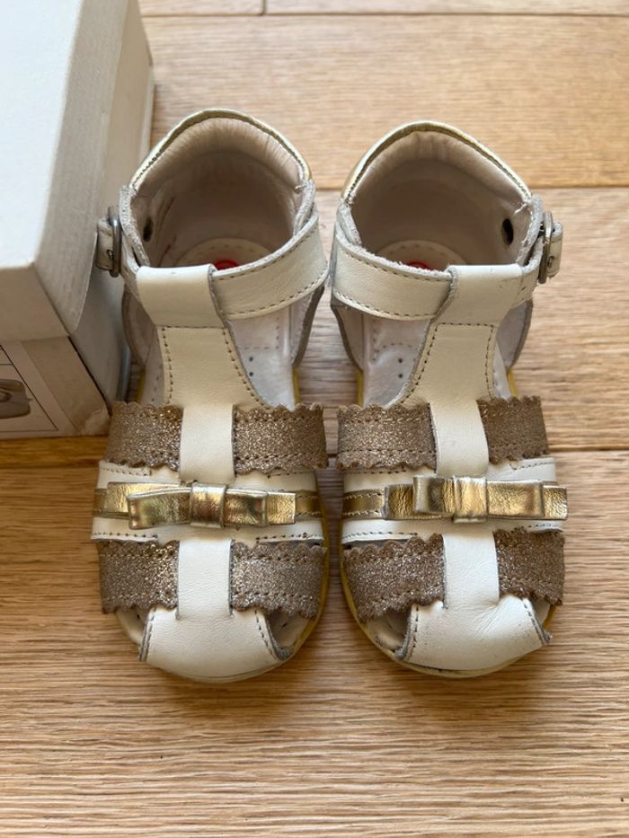 Sandales blanche et doré taille 23 dpam cuir bon état - photo numéro 2