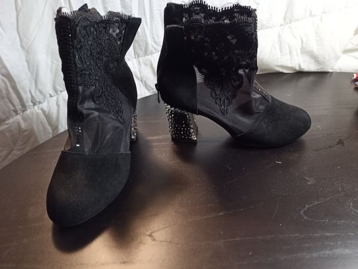 Bottines noires neuves en dentelle - photo numéro 2