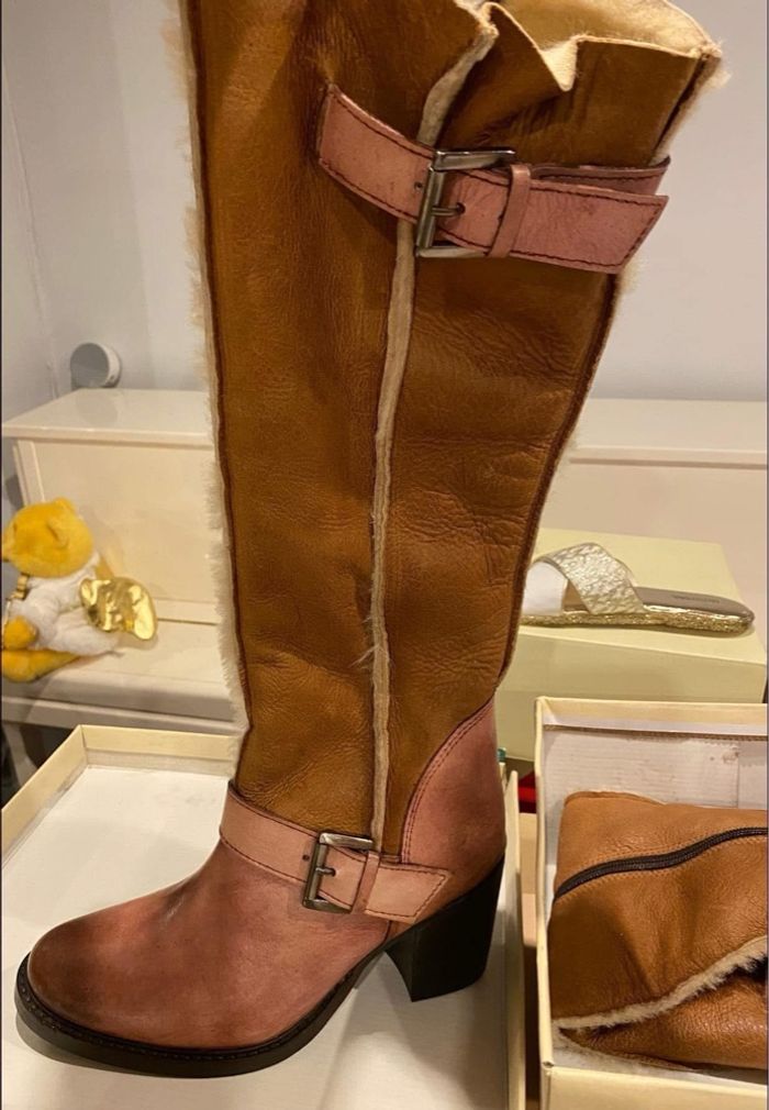 BOTTES ELIZABETH STUART NEUVES Bottes à talons Lude marron clair et beige talon : 7.5 cm - tige: 38 cm - T. 37 À vendre dans leur boite  VALEUR : 225E A VENDRE : 80e - photo numéro 7