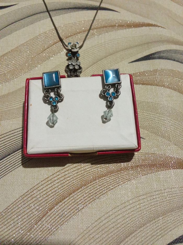 Ensemble collier boucles d'oreilles pierres bleues et motif fleurs - photo numéro 3