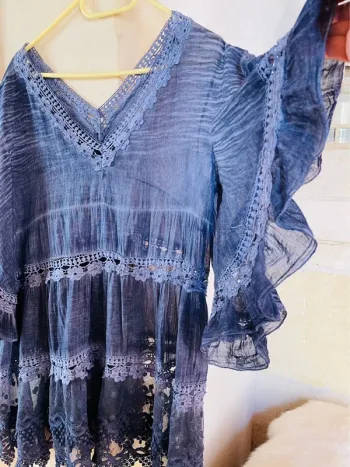 Blouse à volants couleur bleu jean