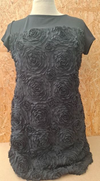 Robe avec fleur en relief