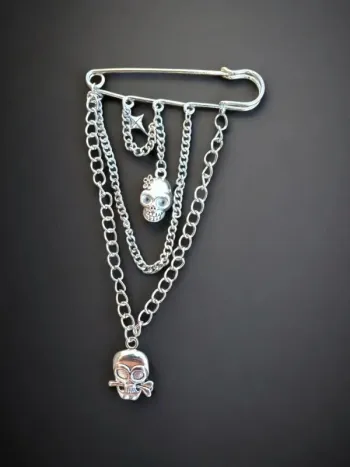 Broche épingle à nourrice chaines breloques têtes de mort 💀