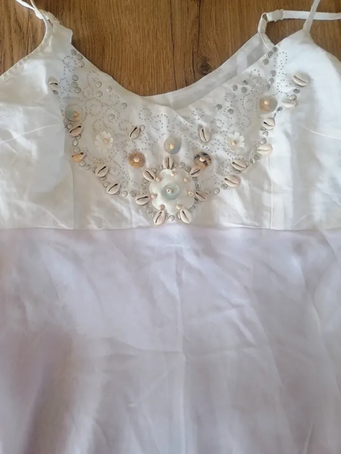 Robe blanche transparente bohème avec perles et coquillages - photo numéro 3