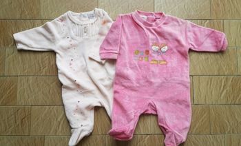 Lot 2 pyjamas / Taille 1 mois