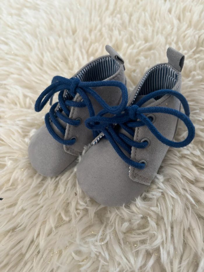 Jolie chaussure de bébé Obaibi taille 1/6 mois