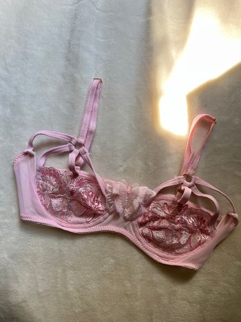 Soutien-gorge rose avec papillon brodé