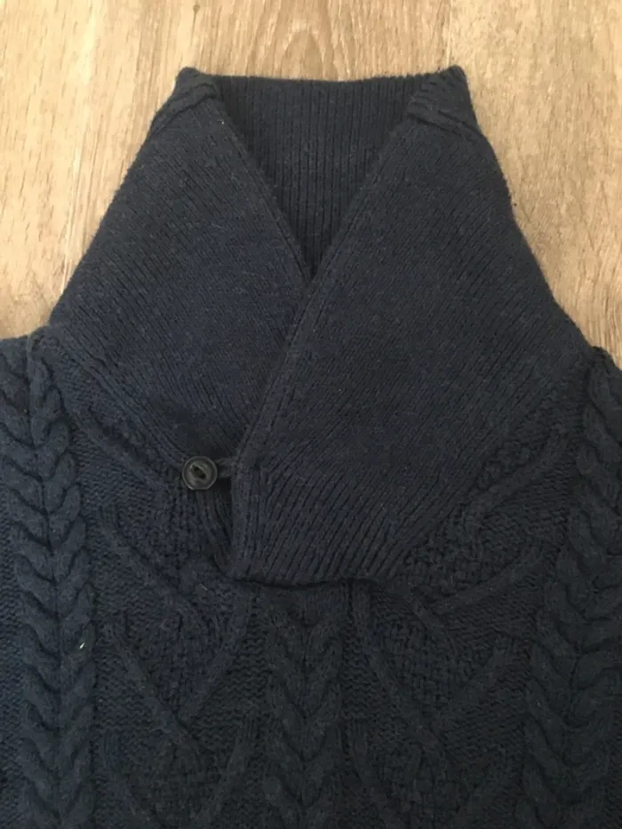 Gilet bleu marine avec un col montant - photo numéro 2