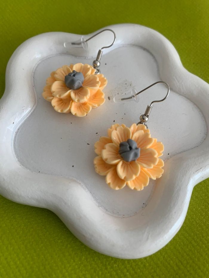 Boucles d’oreilles fleur jaune en résine - photo numéro 4