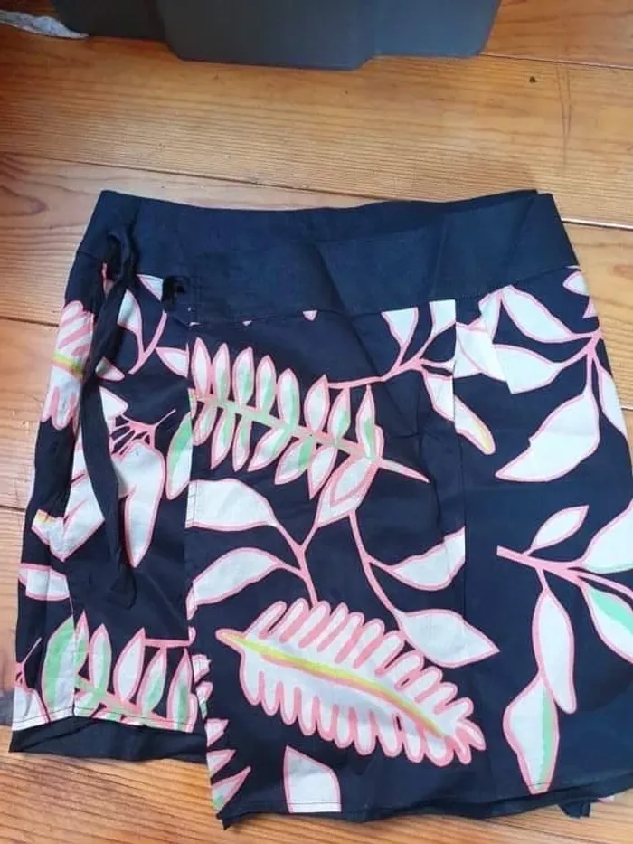 Jupe miss captain en 38 noir et fleurie