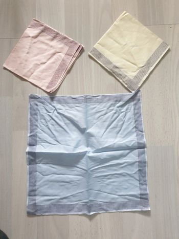 Lot 3 magnifiques mouchoirs vintage neufs