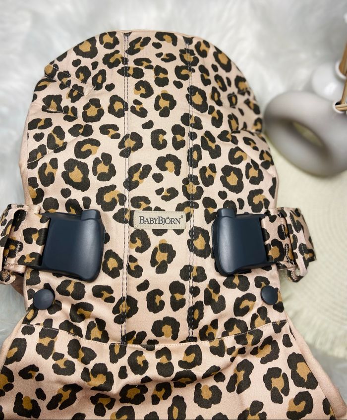 Porte bébé physiologique babybjörn modele One motif léopard Neuf - photo numéro 3