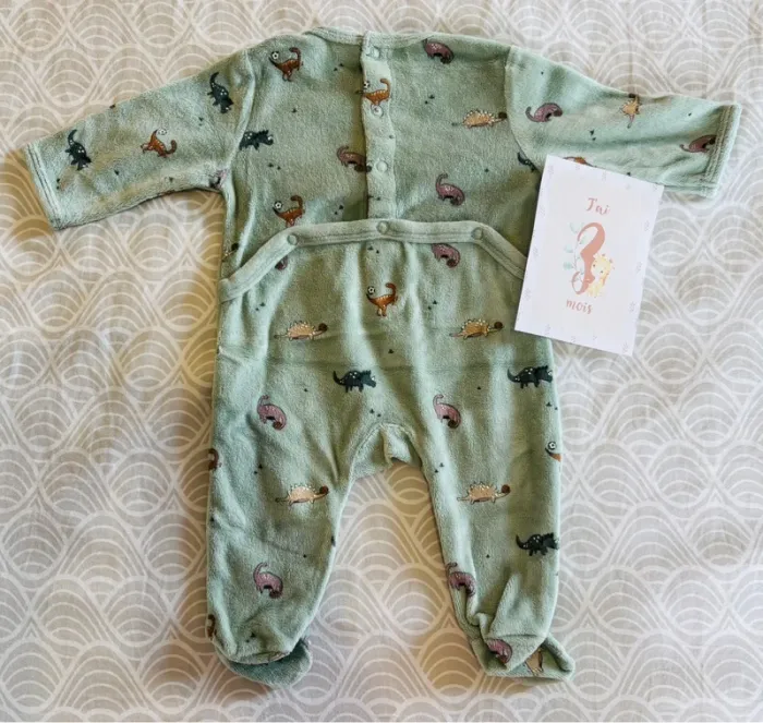 🦕 Pyjama dinosaures garçon - Kiabi - Taille 3 mois 🦕 - photo numéro 2