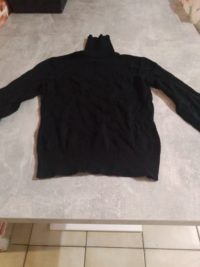 Pull noir col roulé