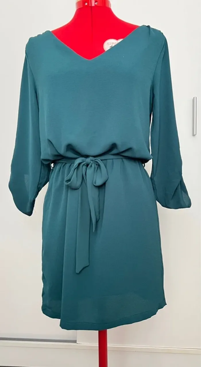 Robe ceinturée col V vert émeraude Akoz - photo numéro 2