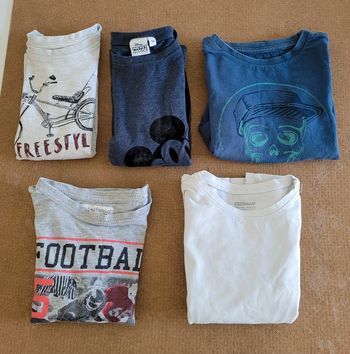 Lot de 4 t-shirts manches longues et 1 manche courte taille 5ans
