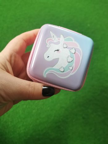 Boîte licorne en métal à fermeture éclair