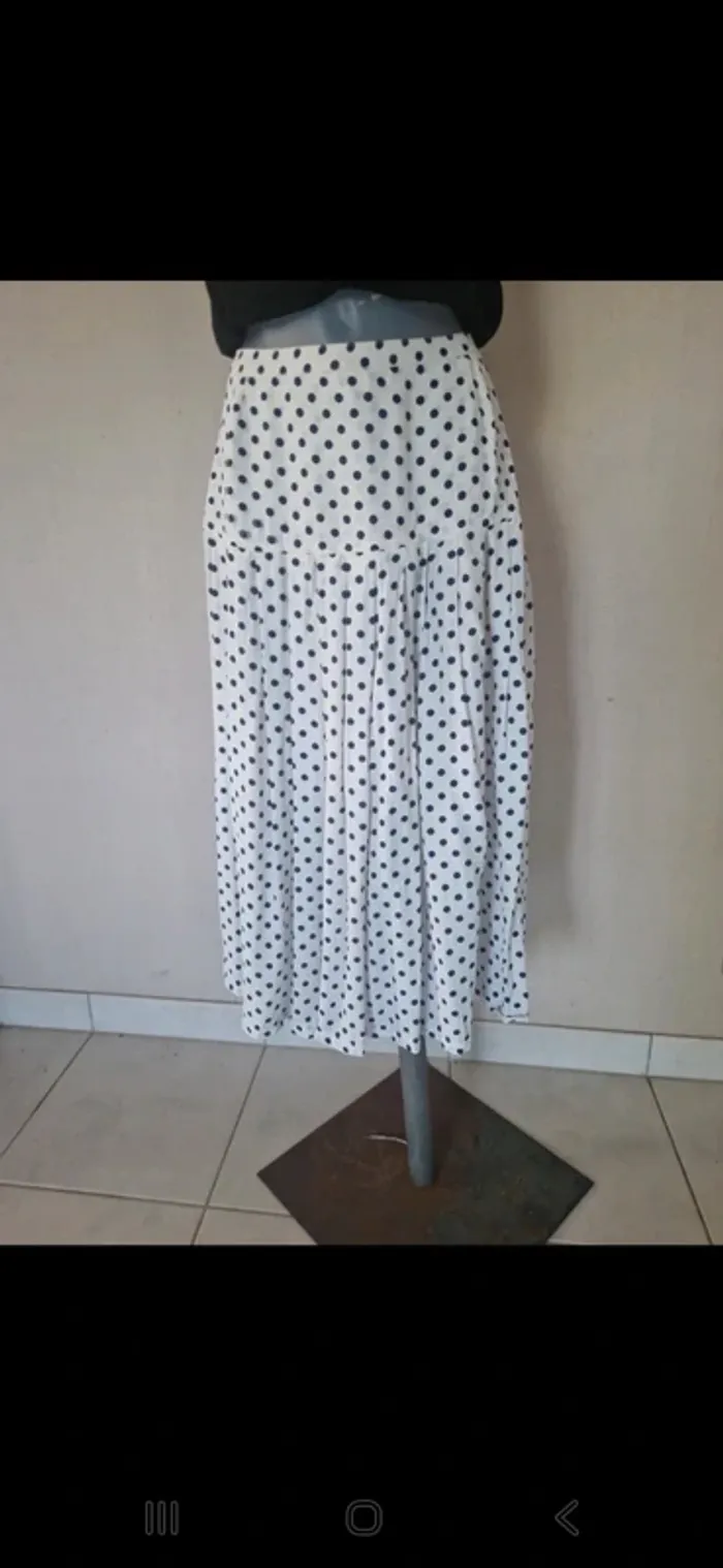 Jupe longue caroll taille 40 bon etat blanche avec pois bleue