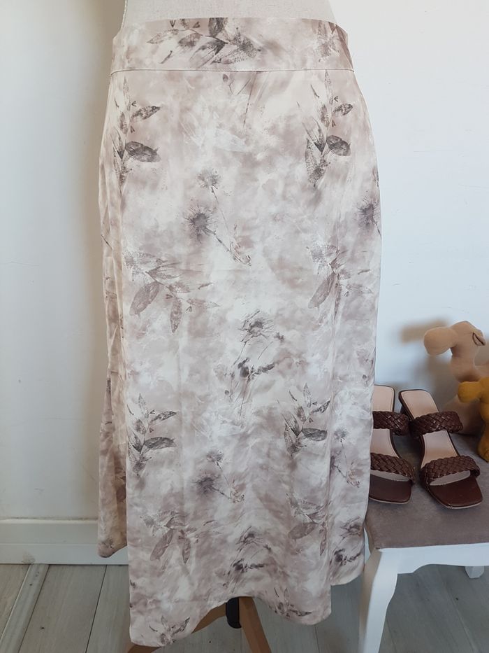 Jupe mi-longue tons beiges neuve avec étiquette. Dazy Designer. T42, tour taille 78cm, haut 80cm.