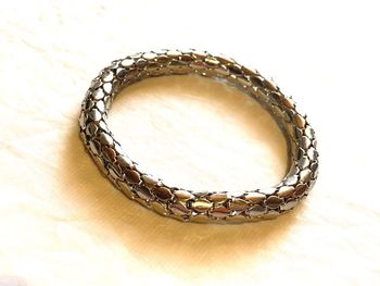 Bracelet Acier Imitation Peau Serpent Légèrement Extensible Bijou Gris Fantaisie Femmes