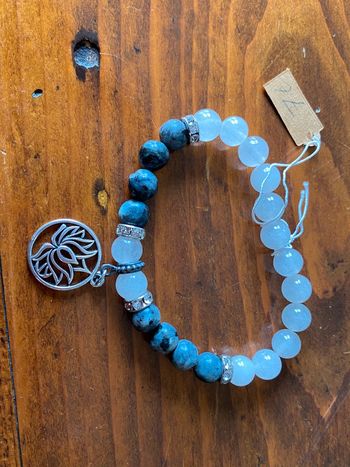 Bracelet en pierres et lotus