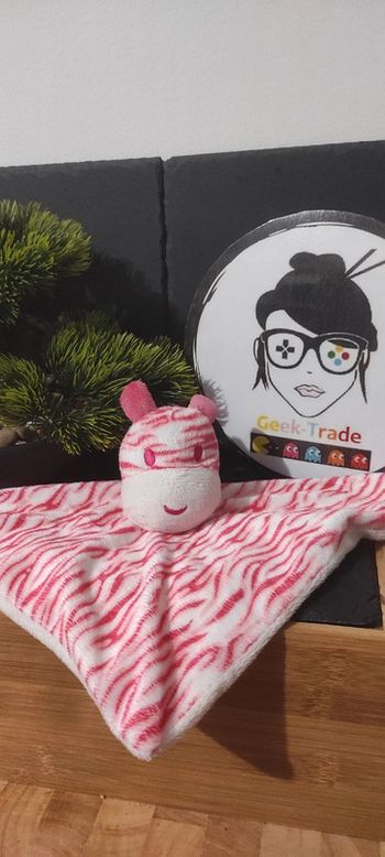 Kimadi doudou plat zèbre rose blanc rayé carré